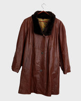 Timeless and effortlessly chic – this vintage women’s leather coat is made from lightweight genuine leather in a rich brown tone. Its relaxed silhouette flatters every figure, while the plush faux fur collar adds a hint of luxe. Perfect for layering through the seasons.