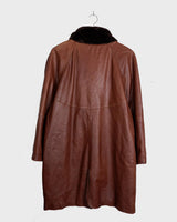 Timeless and effortlessly chic – this vintage women’s leather coat is made from lightweight genuine leather in a rich brown tone. Its relaxed silhouette flatters every figure, while the plush faux fur collar adds a hint of luxe. Perfect for layering through the seasons.