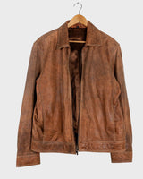 Say goodbye to the days of boring, new-and-shiny leather jackets! Get the good old vintages vibes with this used look 90s brown leather jacket that's already been through the ropes and just waiting to take you on a wild ride. Rock it with confidence! Please keep in mind that this vintage leather jacket has some flaws f.e last photos.