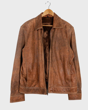 Say goodbye to the days of boring, new-and-shiny leather jackets! Get the good old vintages vibes with this used look 90s brown leather jacket that's already been through the ropes and just waiting to take you on a wild ride. Rock it with confidence! Please keep in mind that this vintage leather jacket has some flaws f.e last photos.