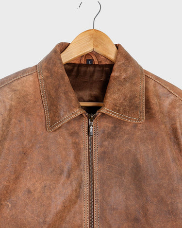 Say goodbye to the days of boring, new-and-shiny leather jackets! Get the good old vintages vibes with this used look 90s brown leather jacket that's already been through the ropes and just waiting to take you on a wild ride. Rock it with confidence! Please keep in mind that this vintage leather jacket has some flaws f.e last photos.
