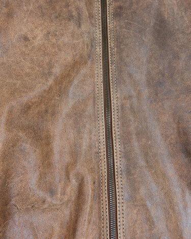 Say goodbye to the days of boring, new-and-shiny leather jackets! Get the good old vintages vibes with this used look 90s brown leather jacket that's already been through the ropes and just waiting to take you on a wild ride. Rock it with confidence! Please keep in mind that this vintage leather jacket has some flaws f.e last photos.