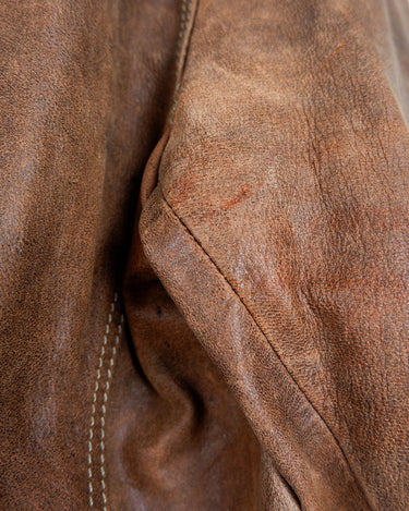 Say goodbye to the days of boring, new-and-shiny leather jackets! Get the good old vintages vibes with this used look 90s brown leather jacket that's already been through the ropes and just waiting to take you on a wild ride. Rock it with confidence! Please keep in mind that this vintage leather jacket has some flaws f.e last photos.