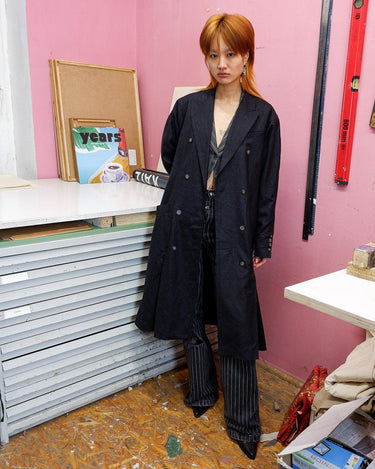 Transform your look with our Premium Vintage 80s black/dark grey cashmere mix coat. Its double rows of buttons and ultrathin material add a touch of elegance and comfort to any outfit.