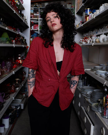 This vintage 80s red linen blouse is a classic that'll never go out of style! Cut in a relaxed fit and complete with a timeless design, it's perfect for dressing up any look.