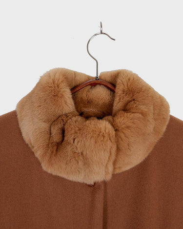 Get ready to slay the Y2k trend with this brown woolmix spring coat! Featuring a luxurious real fur collar, this coat is for everyone who loves to be elegant.