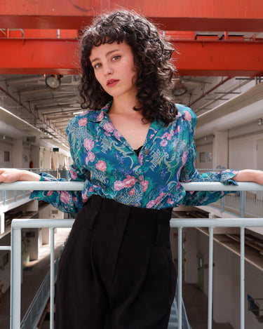 This vintage 80s blouse is something special! The perfect mix of silk and viscose pairs with the pink floral print to give you the perfect pop of color! Show off your style with this timeless classic – perfect for any '80s lover! (Shoulder pads included!)
