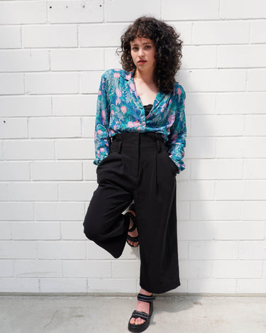 This vintage 80s blouse is something special! The perfect mix of silk and viscose pairs with the pink floral print to give you the perfect pop of color! Show off your style with this timeless classic – perfect for any '80s lover! (Shoulder pads included!)
