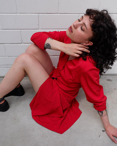 Score a two-for-one with this red 90s vintage gem! A lightweight spring coat that totally transitions to a slick dress when you put on f.e some cycling shorts. Take your transitional looks to the next level!