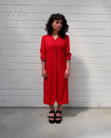 Score a two-for-one with this red 90s vintage gem! A lightweight spring coat that totally transitions to a slick dress when you put on f.e some cycling shorts. Take your transitional looks to the next level!
