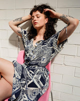 This Vintage 90s dress brings the fun back! Featuring a wild blue and white pattern, it's sure to make a statement. It's adjustable, so you can make it fit like a glove - from size M (oversized) better L (light ovesized) to XL (depends on the desired fit). Get your summer look on!