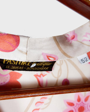 Get ready to fall in love with this vintage 80s romantic white blouse! Adorned with red and pink flowers and waving details, it's perfect for adding a elegance to your outfit.