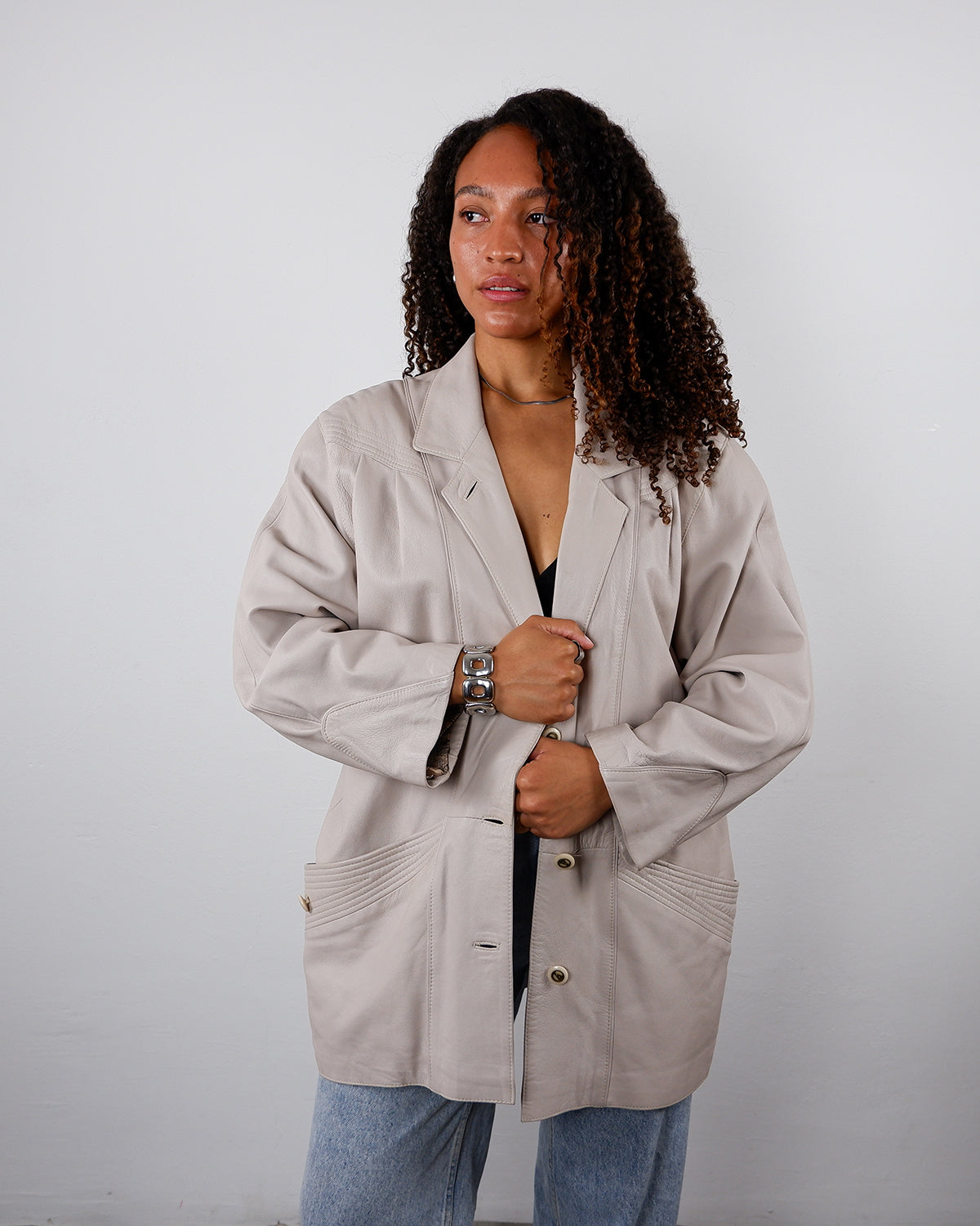 Vintage 80s cream white leather jacket with shoulder pads | M-XL