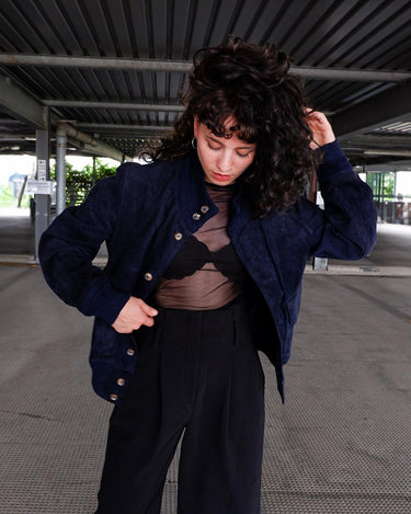 Wrap yourself up in this luxuriously soft, premium HANDCRAFTED Vintage 80s navy blue suede leather jacket (second to last photo shows the signature of the handcrafted work). Please keep in mind, that this jacket has some stains and flaws at the hem and sleeves, which I've already repaired.