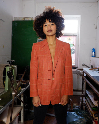 Add a touch of sass to your style with our Preloved salmon color tartan blazer (lightweight blazer - perfect for spring). Made from luxurious silk, virgin wool, and mohair, this blazer is not only stylish but also high-quality. Perfect for XS-S sizes. Upgrade your wardrobe now!