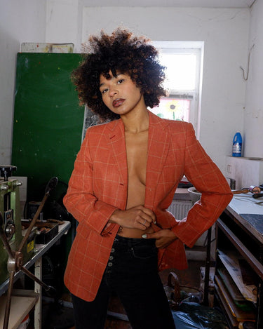 Add a touch of sass to your style with our Preloved salmon color tartan blazer (lightweight blazer - perfect for spring). Made from luxurious silk, virgin wool, and mohair, this blazer is not only stylish but also high-quality. Perfect for XS-S sizes. Upgrade your wardrobe now!