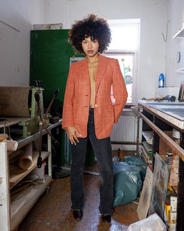 Add a touch of sass to your style with our Preloved salmon color tartan blazer (lightweight blazer - perfect for spring). Made from luxurious silk, virgin wool, and mohair, this blazer is not only stylish but also high-quality. Perfect for XS-S sizes. Upgrade your wardrobe now!