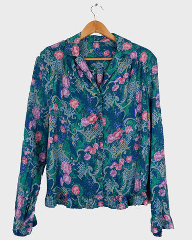This vintage 80s blouse is something special! The perfect mix of silk and viscose pairs with the pink floral print to give you the perfect pop of color! Show off your style with this timeless classic – perfect for any '80s lover! (Shoulder pads included!)