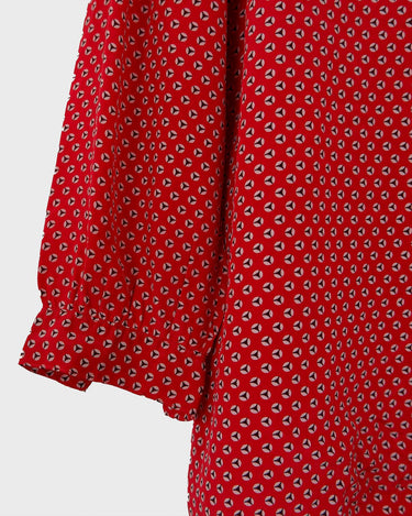 You can never go wrong with a classic! This Vintage 80s / 90s red blouse with the volant collar is as timeless as it gets. Lightweight and smooth, it's the perfect way to spruce up any outfit! Plus, what could be cuter than the unique pattern this blouse features? Get your hands on this timeless piece today!