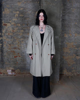 Upgrade your trenchcoat game with this vintage 90s two season trenchcoat (removable lining). With a versatile M - L size, it's perfect for both spring and fall. What are you waiting for?
