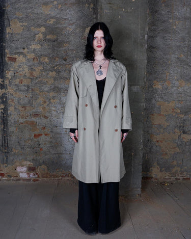 Upgrade your trenchcoat game with this vintage 90s two season trenchcoat (removable lining). With a versatile M - L size, it's perfect for both spring and fall. What are you waiting for?