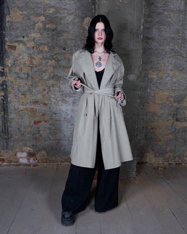 Upgrade your trenchcoat game with this vintage 90s two season trenchcoat (removable lining). With a versatile M - L size, it's perfect for both spring and fall. What are you waiting for?