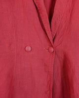 This vintage 80s red linen blouse is a classic that'll never go out of style! Cut in a relaxed fit and complete with a timeless design, it's perfect for dressing up any look.