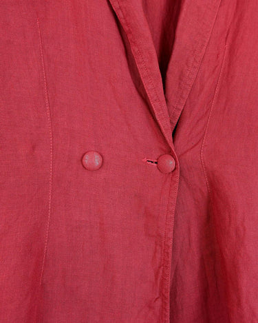 This vintage 80s red linen blouse is a classic that'll never go out of style! Cut in a relaxed fit and complete with a timeless design, it's perfect for dressing up any look.