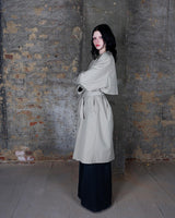 Upgrade your trenchcoat game with this vintage 90s two season trenchcoat (removable lining). With a versatile M - L size, it's perfect for both spring and fall. What are you waiting for?