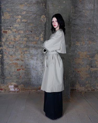 Upgrade your trenchcoat game with this vintage 90s two season trenchcoat (removable lining). With a versatile M - L size, it's perfect for both spring and fall. What are you waiting for?
