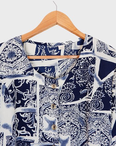 This Vintage 90s dress brings the fun back! Featuring a wild blue and white pattern, it's sure to make a statement. It's adjustable, so you can make it fit like a glove - from size M (oversized) better L (light ovesized) to XL (depends on the desired fit). Get your summer look on!