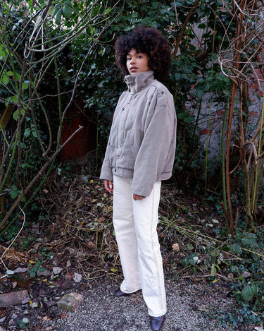 This vintage 80s grey wool jacket delivers effortless style with its bold, boxy fit and timeless design. Crafted from premium wool, it’s both warm and versatile for any occasion. A must-have for those who love classic fashion with a laid back vibe.