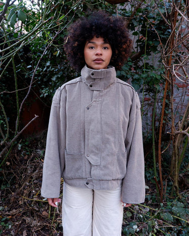 This vintage 80s grey wool jacket delivers effortless style with its bold, boxy fit and timeless design. Crafted from premium wool, it’s both warm and versatile for any occasion. A must-have for those who love classic fashion with a laid back vibe.