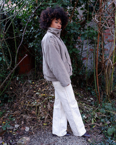 This vintage 80s grey wool jacket delivers effortless style with its bold, boxy fit and timeless design. Crafted from premium wool, it’s both warm and versatile for any occasion. A must-have for those who love classic fashion with a laid back vibe.