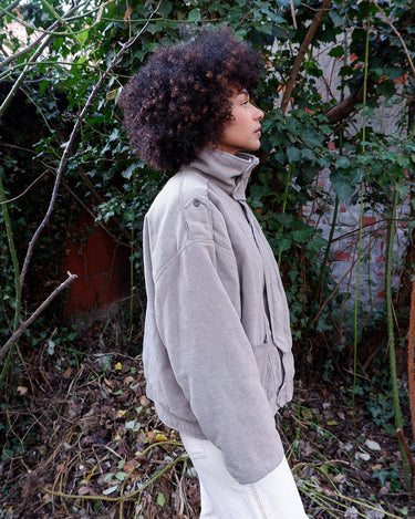 This vintage 80s grey wool jacket delivers effortless style with its bold, boxy fit and timeless design. Crafted from premium wool, it’s both warm and versatile for any occasion. A must-have for those who love classic fashion with a laid back vibe.