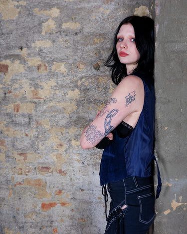 Vintage 80s navy blue leather vest with stitching details at the collar | M