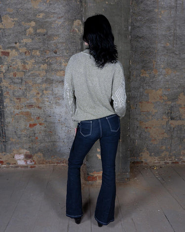 Cable knit sweaters never go out of style - especially when they're as shimmery as this vintage 80 thin sweater! Who doesn't love classic sweater, right?