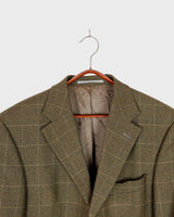 Get ready to make a statement with this Vintage 80s green checkered pattern blazer! Featuring shoulder pads for a bold silhouette, this blazer exudes casual vibes with a playful twist.