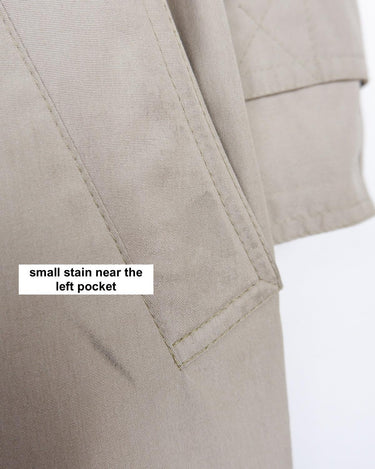 Upgrade your trenchcoat game with this vintage 90s two season trenchcoat (removable lining). With a versatile M - L size, it's perfect for both spring and fall. What are you waiting for?