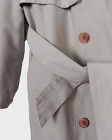 Upgrade your trenchcoat game with this vintage 90s two season trenchcoat (removable lining). With a versatile M - L size, it's perfect for both spring and fall. What are you waiting for?