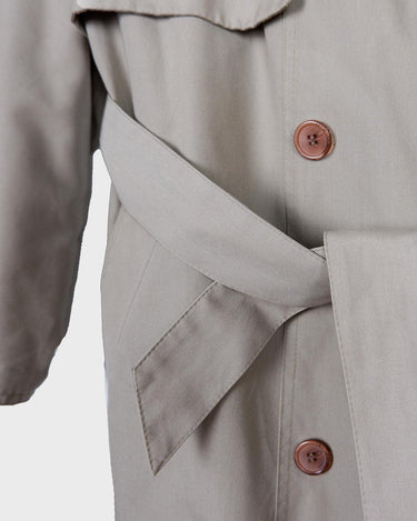 Upgrade your trenchcoat game with this vintage 90s two season trenchcoat (removable lining). With a versatile M - L size, it's perfect for both spring and fall. What are you waiting for?