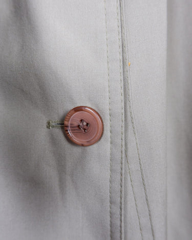Upgrade your trenchcoat game with this vintage 90s two season trenchcoat (removable lining). With a versatile M - L size, it's perfect for both spring and fall. What are you waiting for?