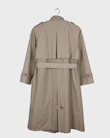 Upgrade your trenchcoat game with this vintage 90s two season trenchcoat (removable lining). With a versatile M - L size, it's perfect for both spring and fall. What are you waiting for?