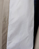 Upgrade your trenchcoat game with this vintage 90s two season trenchcoat (removable lining). With a versatile M - L size, it's perfect for both spring and fall. What are you waiting for?