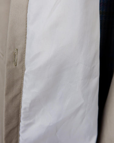Upgrade your trenchcoat game with this vintage 90s two season trenchcoat (removable lining). With a versatile M - L size, it's perfect for both spring and fall. What are you waiting for?