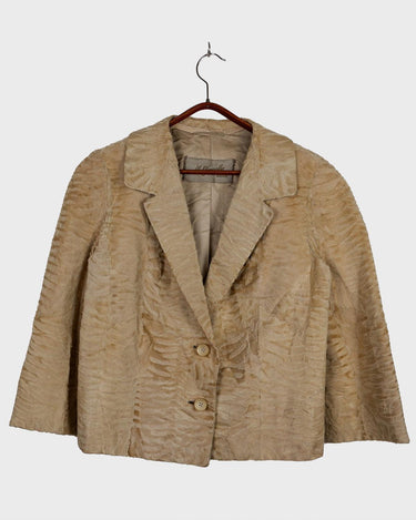 Bring some serious sass to your wardrobe with this fab vintage blazer! Crafted from real fur and showcasing 70s 80s flair, this beige spring blazer is the perfect mix of elegance and playfulness.