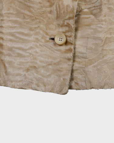 Bring some serious sass to your wardrobe with this fab vintage blazer! Crafted from real fur and showcasing 70s 80s flair, this beige spring blazer is the perfect mix of elegance and playfulness.