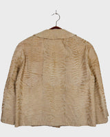 Bring some serious sass to your wardrobe with this fab vintage blazer! Crafted from real fur and showcasing 70s 80s flair, this beige spring blazer is the perfect mix of elegance and playfulness.