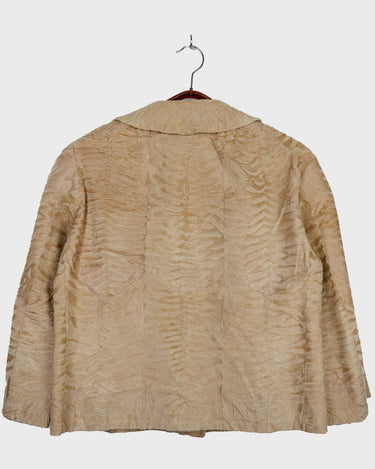 Bring some serious sass to your wardrobe with this fab vintage blazer! Crafted from real fur and showcasing 70s 80s flair, this beige spring blazer is the perfect mix of elegance and playfulness.