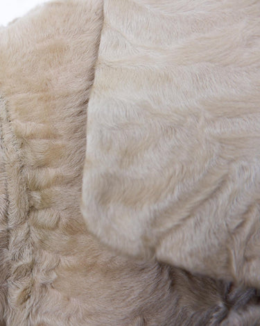 Bring some serious sass to your wardrobe with this fab vintage blazer! Crafted from real fur and showcasing 70s 80s flair, this beige spring blazer is the perfect mix of elegance and playfulness.